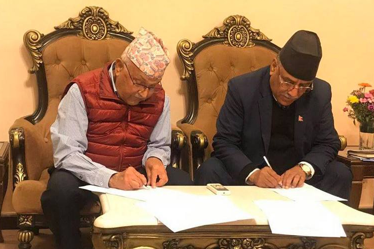 ०७४ सालको निर्वाचनपछि सरकार सञ्चालनसम्बन्धी सम्झौतामा हस्ताक्षर गर्दै ओली र प्रचण्ड